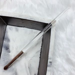Trish Mcevoy #6 deep eye contour shadow brush